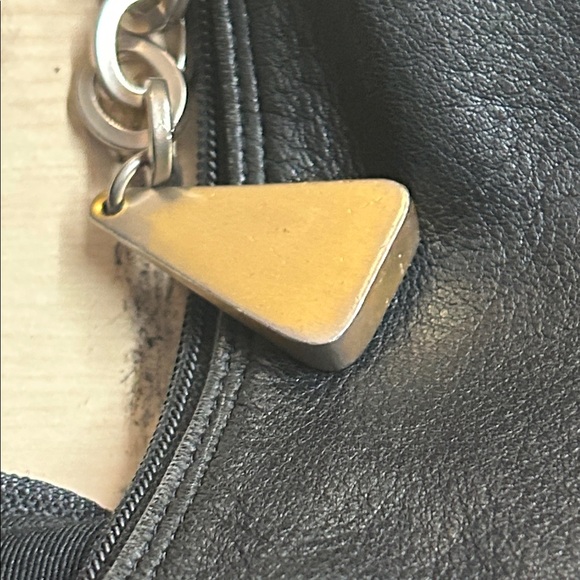 Elegant Black Leather Crossbody Bag - Picture 4 of 12